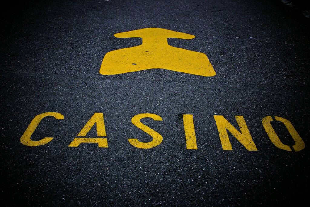 Casino, Pfeil - https://pixabay.com/de/photos/casino-hinweis-fahrbahn-markierung-594157/ (05.10.2020) 