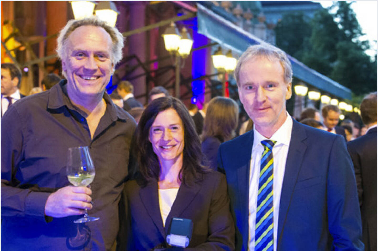 Alexander Proschofsky, Martina Draper, Christian Drastil bei der Lasst-Euch-Doch-Fotografieren-Tour beim Wiener Börsepreis 2013, siehe http://martina-draper.at/2013/05/14/wiener_borsepreis_2013#bild_10072
http://finanzmarktfoto.at/page/index/463