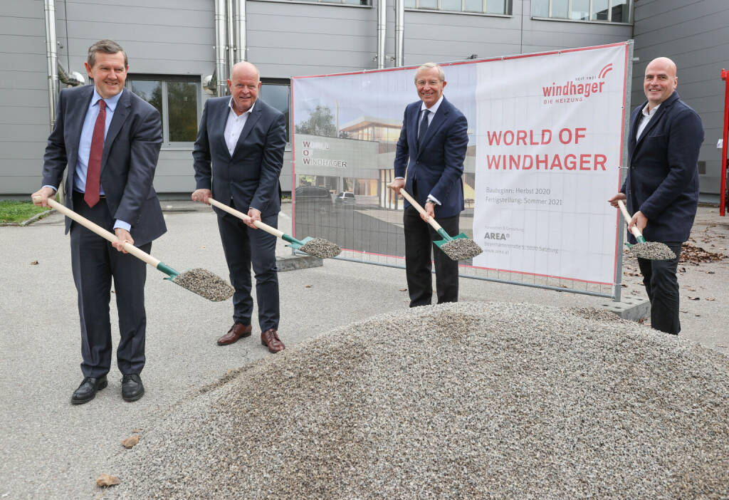 Spatenstich World of Windhager in Seekirchen bei Salzburg. Im Bild v.l. Hans Peter Höflmaier (Wirtschaftskammer Salzburg), Bürgermeister Konrad Pieringer, Landeshauptmann Wilfried Haslauer und Firmeninhaber Gernot Windhager. Foto: Franz Neumayr , © Aussender (15.10.2020) 