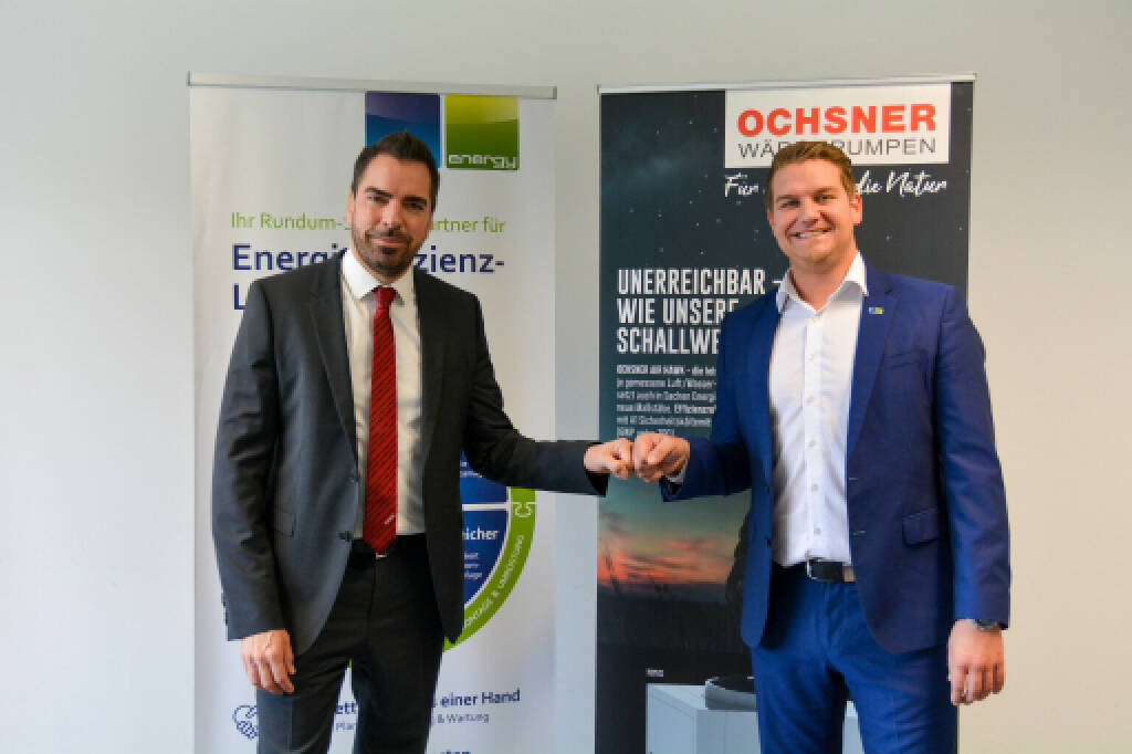 Ab sofort sind im Dienstleistungsportfolio der Cleen Energy auch die High-End Wärmepumpen von Ochsner erhältlich: Karl Ochsner (Ochsner Wärmepumpen GmbH), Lukas Scherzenlehner (CLEEN Energy), Credit: Cleen Energy, © Aussendung (15.10.2020) 