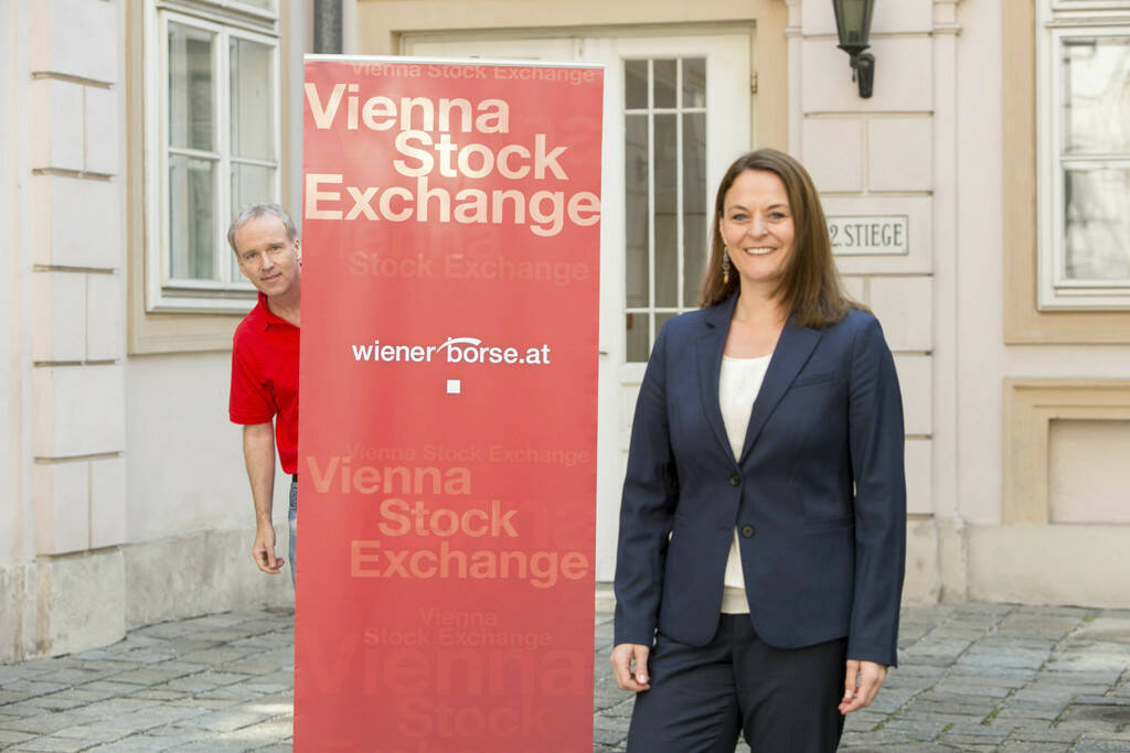 Anita Schatz, Wiener Börse, und der Wiener-Börse-Haustroll für http://finanzmarktfoto.at/page/index/407
, © Martina Draper/Christian Drastil (26.07.2013) 