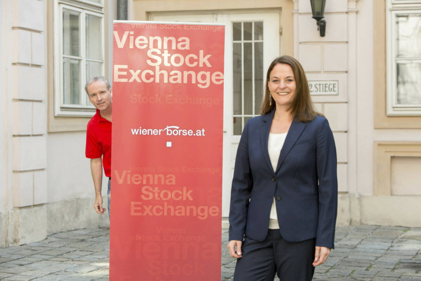 Anita Schatz, Wiener Börse, und der Wiener-Börse-Haustroll für http://finanzmarktfoto.at/page/index/407
