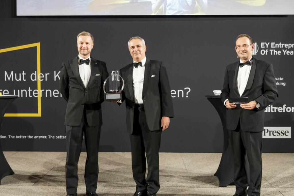 EY Entrepreneur Of The Year Award 2020: Social Entrepreneur, Markus Zeilinger, fair-finance Vorsorgekasse
(v.l.n.r.) Gerhard Weinhofer, Geschäftsführer Creditreform, Markus Zeilinger von fair-finance, EY Entrepreneur Of The Year 2020 in der Kategorie Social Entrepreneur, Erich Lehner, Program Partner EY Entrepreneur Of The Year Österreich; Copyright: EY/Point of View., © Aussendung (19.10.2020) 