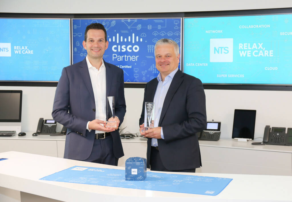 Alexander Albler, CEO von NTS (links) und Hans Greiner, General Manager Cisco Österreich (rechts) bei der Verleihung des Partner of the year (c) Gerhard Fally, © Aussendung (21.10.2020) 