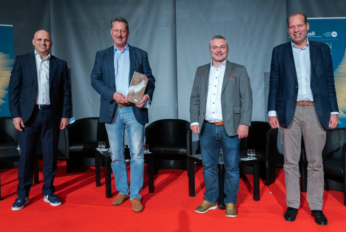 Austria Wirtschaftsservice: Nikolaus Futter ist Business Angel of the Year 2020; v.li. aws Geschäftsführer Bernhard Sagmeister, Business Angel of the year Nikolaus Futter, Business Angel of the year 2019 Markus Ertler und Viktor Pasquali, aws Programm-Manager. Fotocredit:aws/ videosupport.at / Raffael Frick
