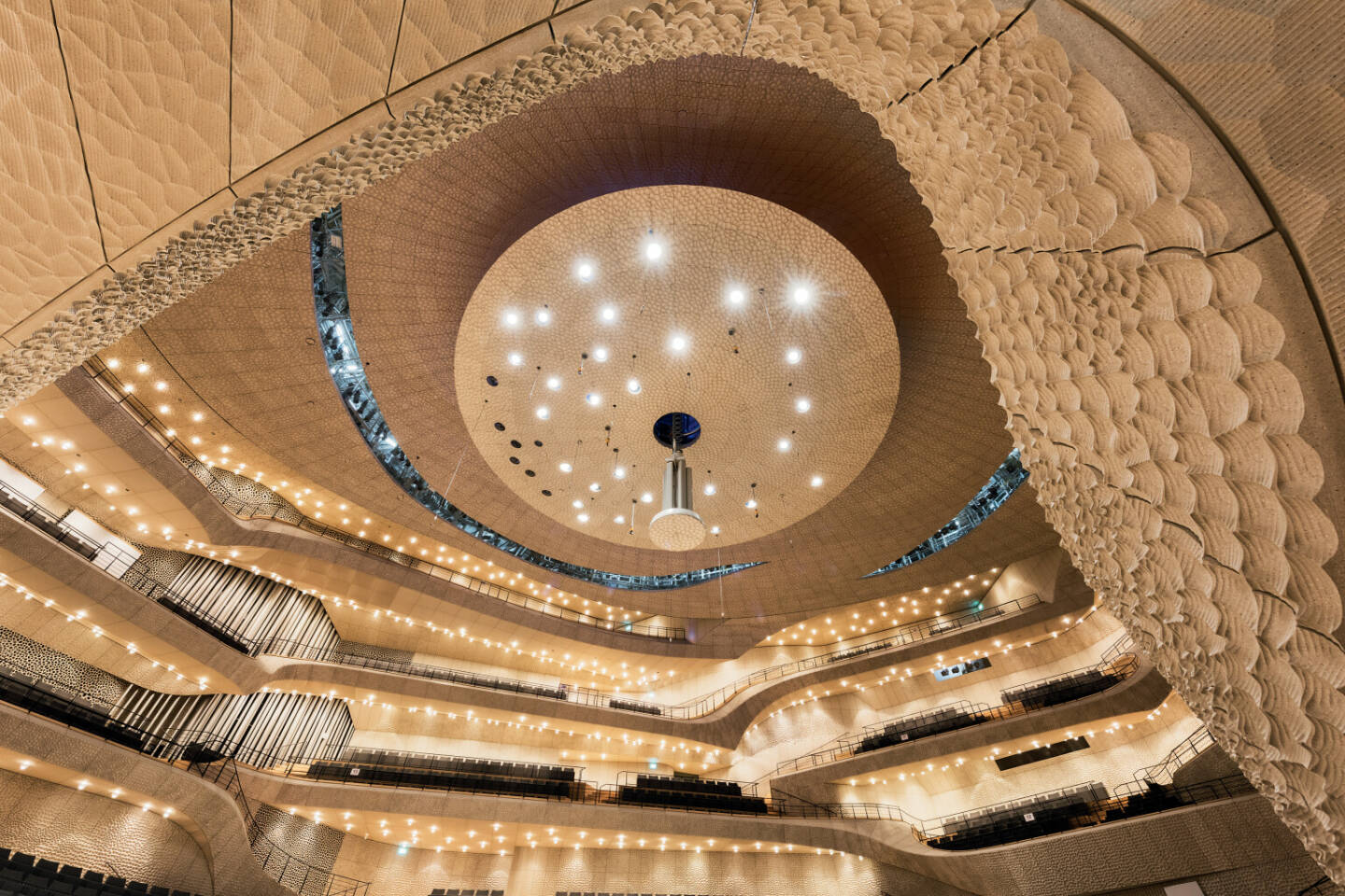 Zumtobel-Sonderleuchten für die Elbphilharmonie in Hamburg, darunter 1.200 mundgeblasene Glaskugelleuchten für den Konzertsaal. © Zumtobel | Fotograf: Michael Zapf
