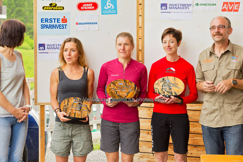 Siegerehrung Damen, Franz Gschiegl gratuliert, ESPA-Ötscher-Marathon 2013 , © Rainer Mirau (27.07.2013) 