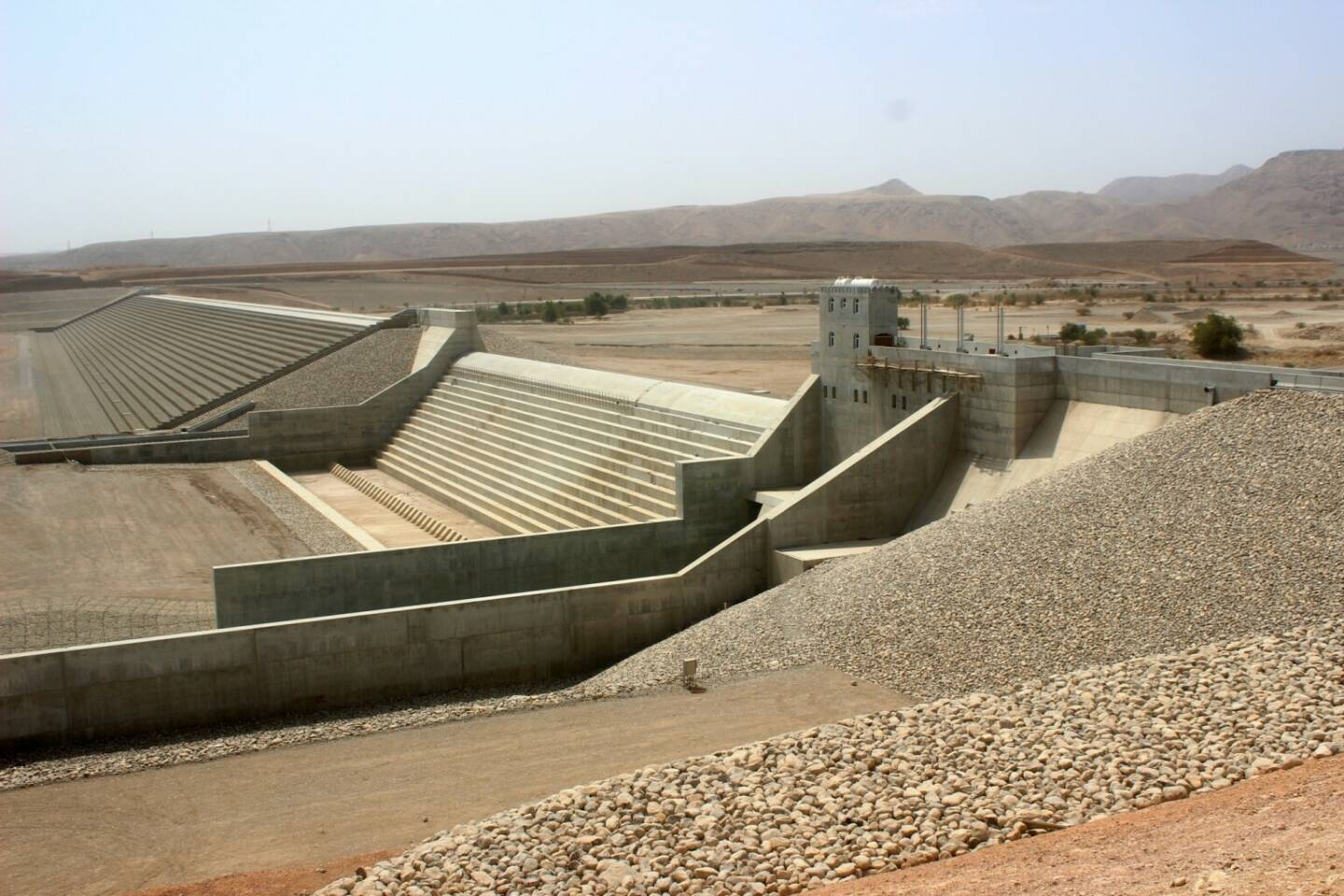 Von 2013-2016 errichtete Strabag den Hochwasserschutzdamm für die Stadt Sur im Sultanat Oman. 
Bildnachweis: Strabag International GmbH
