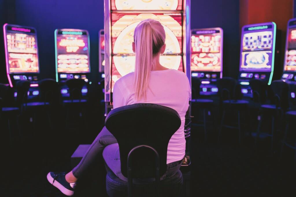 Casino, Slot Machine, Spielen - https://pixabay.com/de/photos/kasino-erwachsene-frau-jung-wette-3720812/, © <a href=