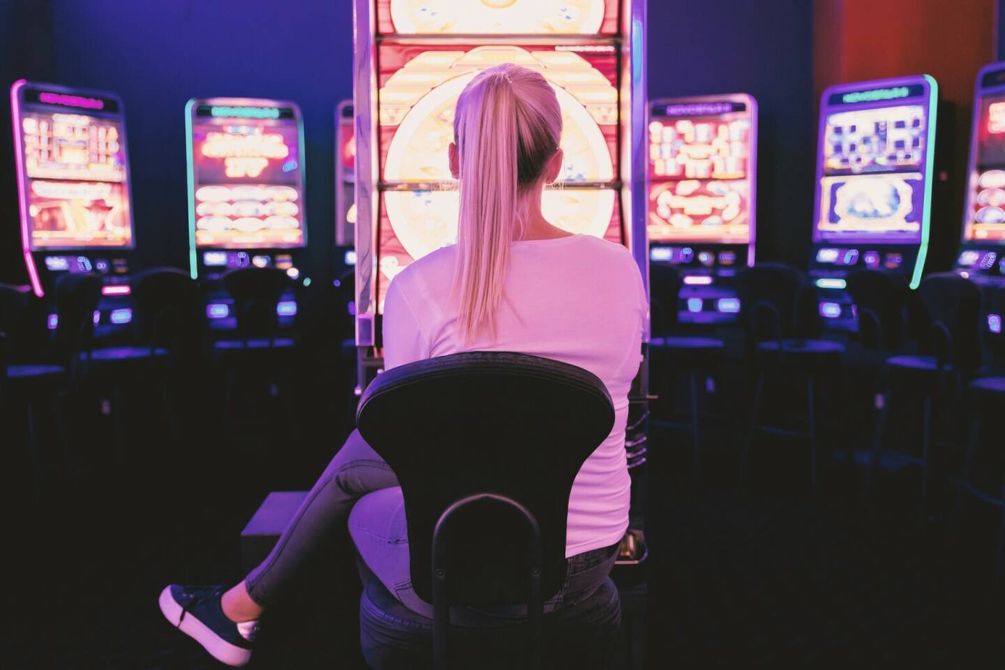 Casino, Slot Machine, Spielen - https://pixabay.com/de/photos/kasino-erwachsene-frau-jung-wette-3720812/