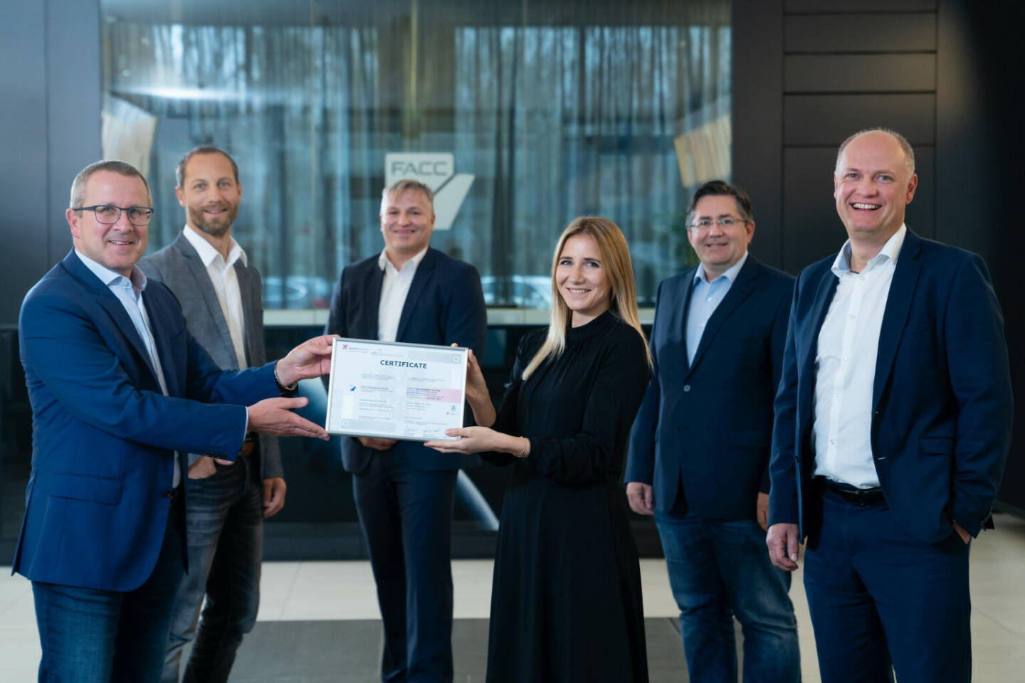 Erfolgreiche EN 9110 Zertifizierung: FACC CEO Robert Machtlinger freut sich mit seinem Team über die erfolgreiche EN 9110 Zertifizierung (im Bild vlnr. Robert Machtlinger, Martin Eisner, Christian Strobl, Patrizia Schultes, Hubert Kern, Christian Mundigler). Quelle: FACC