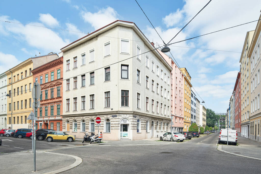 3SI Immogroup: Das Gründerzeithaus in der Einsiedlergasse 27 im 5. Bezirk wird in den kommenden Monaten umfassend saniert, das Dachgeschoß ausgebaut. Insgesamt entstehen hier am Einsiedlerpark 17 neue Eigentumswohnungen. Fotocredit:© 3SI Immogroup | MW-Architekturfotografie (18.11.2020) 