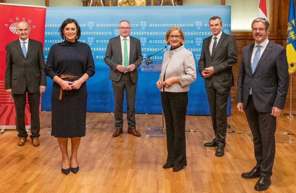 „Aufsichtsrat gibt grünes Licht für Weiterbetrieb der Zuckerfabrik Leopoldsdorf 2021“: im Bild (von links): Agrana Vorstandsvorsitzender Johann Marihart, Landwirtschaftsministerin Elisabeth Köstinger, NÖ-Landeshauptfrau Stv. Stephan Pernkopf, NÖ-Landeshauptfrau Johanna Mikl-Leitner, Rübenbauernpräsident Ernst Karpfinger, Agrana Aufsichtsratsvorsitzender Erwin Hameseder; Fotocredit: NLK Filzwieser, © Aussender (27.11.2020) 