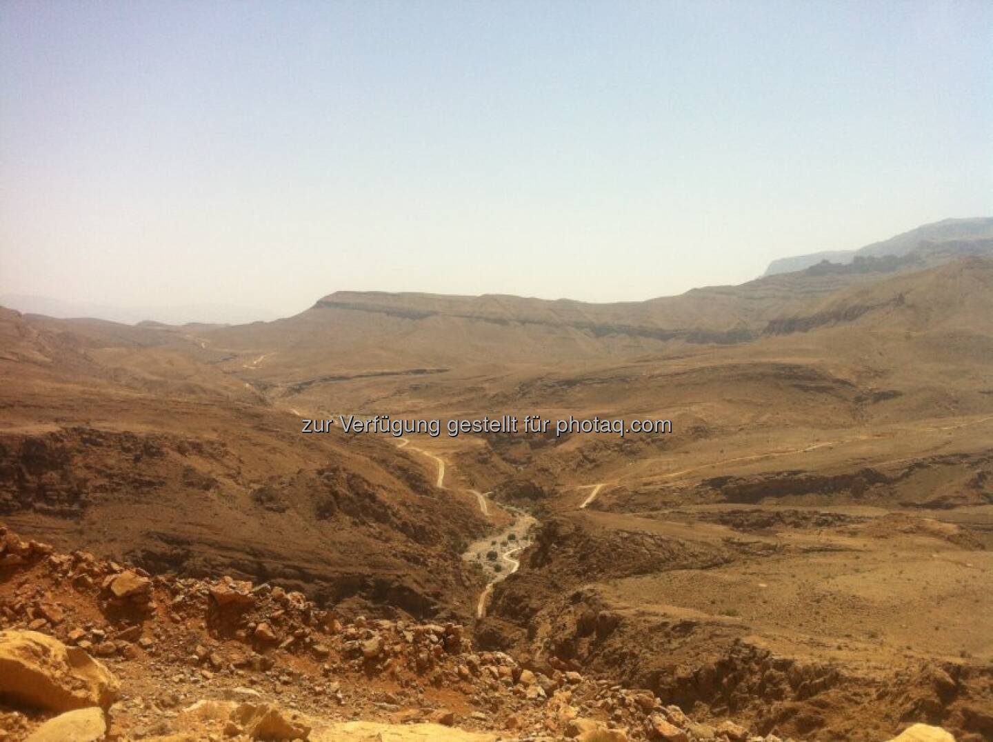 Vom Ministry of Regional Municipalities and Water Resources erhielt die arabische Strabag Oman LLC den Auftrag zum Bau eines Hochwasserschutzdamms in der Nähe von Sur im Oman. Das Auftragsvolumen beträgt € 92 Mio. Zusätzlich zum Bau des 1,2 km langen Erddamms umfasst das Projekt erhebliche Erd- und Erosionsschutzarbeiten im Abfluss des Wadi-Kanals sowie den Bau einer 5 km langen Umleitung einer bestehenden Überlandstraße. Bis August 2016 sollen die Arbeiten abgeschlossen sein.
Bild: Der derzeitige Zustand der Straße zwischen Wadi Mingal und Wadi Bani Jaber