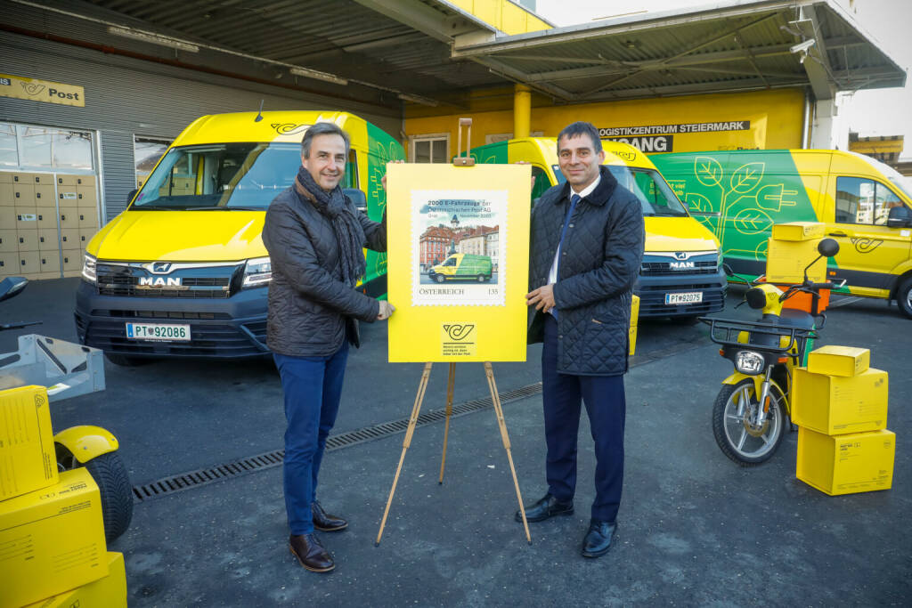 Österreichische Post AG: Post nimmt 2.000. E-Fahrzeug in Betrieb, im Bild: Der Grazer Bürgermeister, Siegfried Nagl, und Peter Umundum, Vorstand für Paket & Logistik der Österreichischen Post AG, bei der Inbetriebnahme des 2.000. E-Fahrzeugs; Credit: Österreichische Post, © Aussender (04.12.2020) 