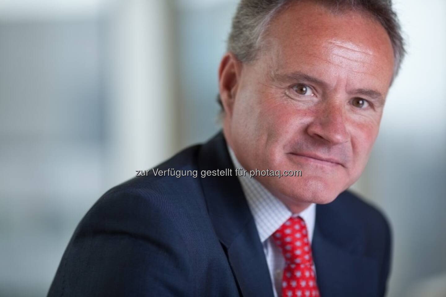 John Bennett, Leiter European Equities bei Henderson Global Investors: Inzwischen erkennen immer mehr Anleger das mit Pharmaaktien verbundene Potenzial, so dass deren Kurse wieder steigen. Von einer Überbewertung sind sie aber noch weit entfernt. Wir glauben, dass sich die Branche inmitten eines breit angelegten Aufwärtstrends befindet. Sanofi und Roche sind zwei gute Beispiele für Unternehmen aus der Pharmaindustrie, die wir favorisieren (c) Henderson