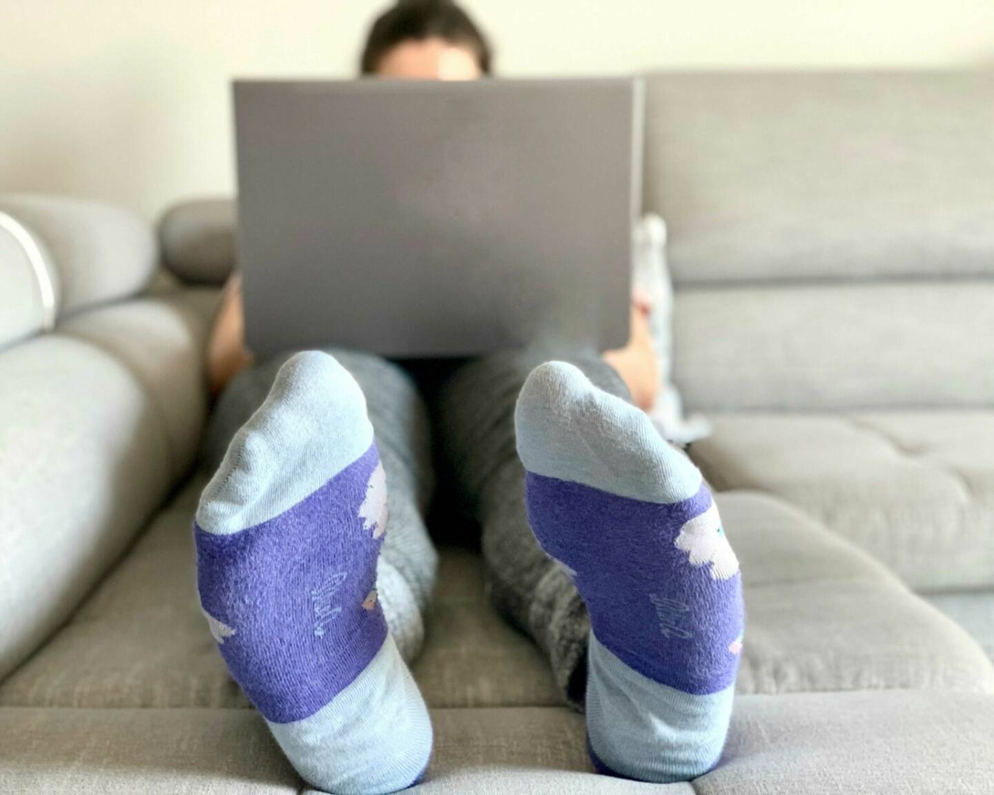 karriere.at GmbH: Homeoffice ist gekommen, um zu bleiben! 94 Prozent der Österreicher (339 befragte Arbeitnehmer) befürworten das Konzept Homeoffice und wollen auch nach der Corona-Krise daran festhalten. Eine kleine Verschiebung ist nur hinsichtlich der Verteilung bei den 169 teilnehmenden Unternehmensvertretern festzustellen: In der ersten Umfrage im Mai waren 73 Prozent der Meinung, Homeoffice sollte zur Wahl stehen, wenn auch nicht jeden Tag; Fotocredit:karriere.at
