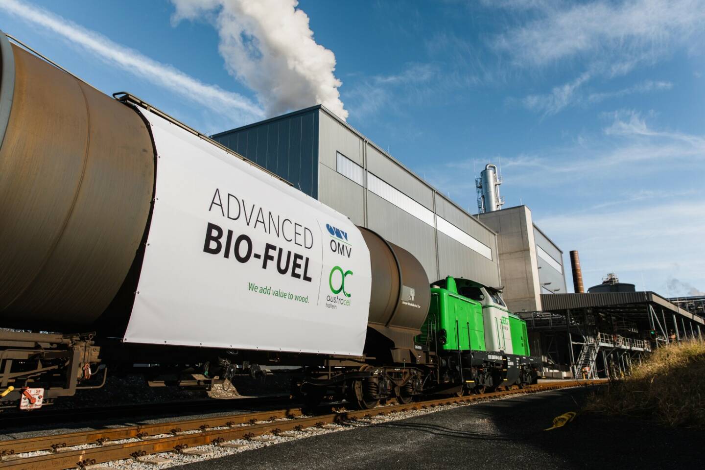 Mit der ersten erfolgreichen Probelieferung von  Bio-Ethanol starten die OMV und AustroCel ihre langfristige Kooperation. Die Halleiner Bio-Ethanol-Anlage ist die weltweit größte Bio-Ethanol-Anlage auf Holzbasis; Fotocredit: AustroCel / Michael Schartner
