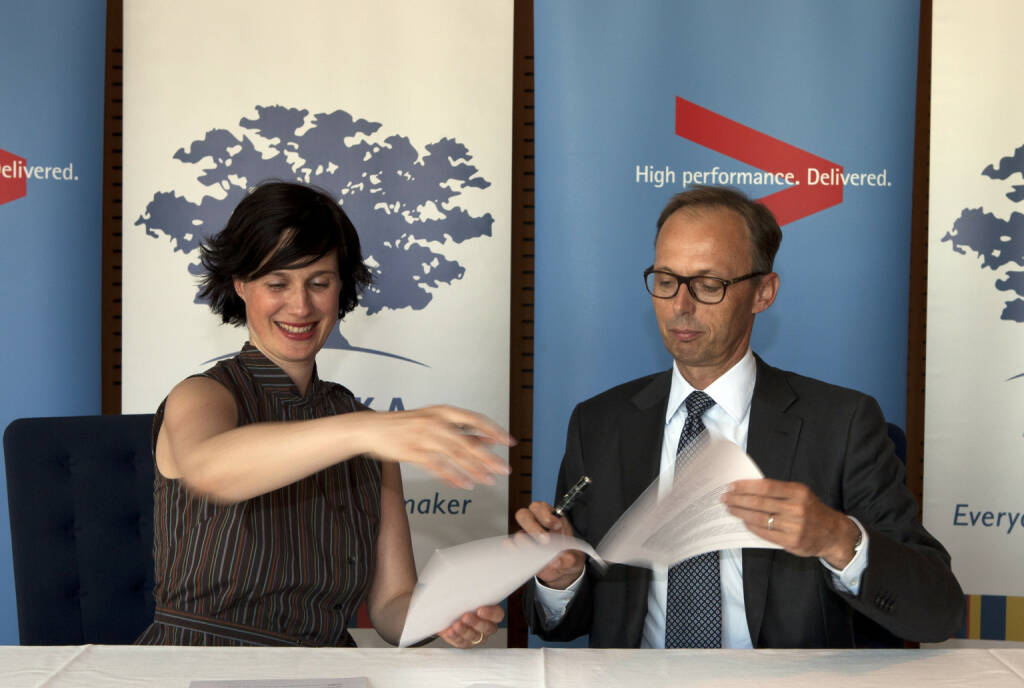 Vertragsunterzeichnung: Marie Ringler (Ashoka), Klaus Malle (Accenture), © Alex Halada (29.07.2013) 