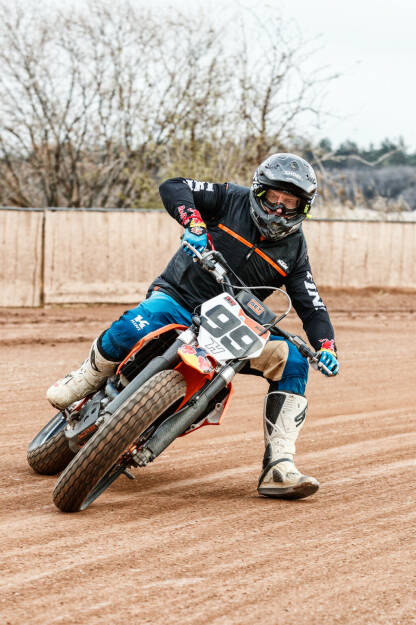 Erzbergrodeo GmbH: Austrian Junior Cup 2021: KTM sucht das MotoGP-Talent der Zukunft, Hanson Schruf zeigt den Talenten den Profi-Fahrstil, Flattrack Arena Eggendorf, Fotocredit:Thomas Ketzer / Motorradreporter (23.12.2020) 