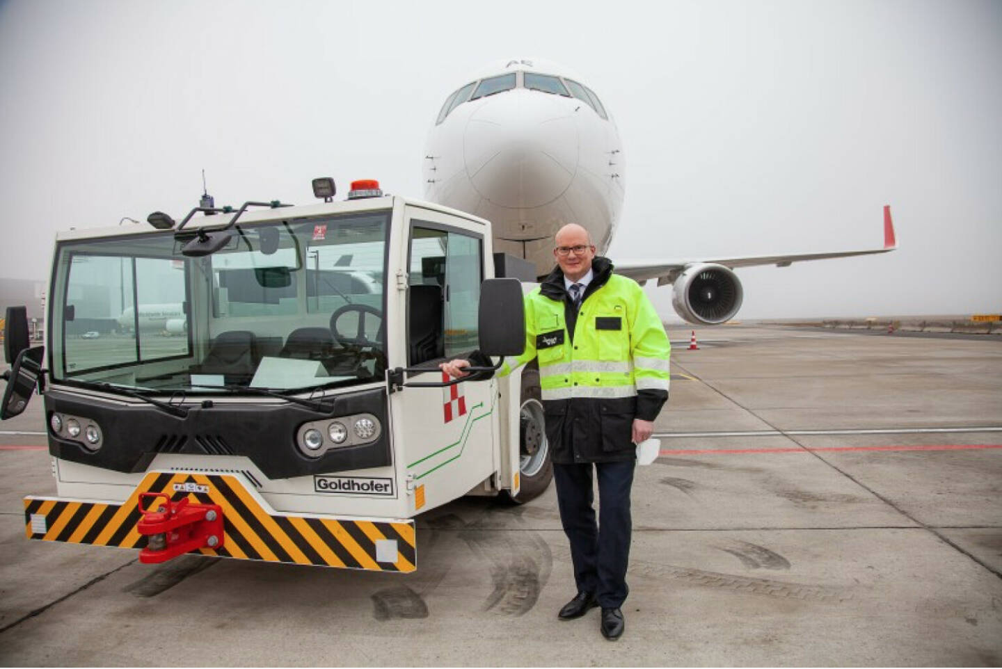 Flughafen Wien testet neuen Flugzeugschlepper mit Elektroantrieb, im Bild: Vorstand Julian Jäger, Credit: Flughafen Wien