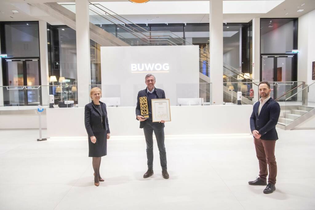 Das neue Kunden- und Verwaltungszentrum der Buwog wurde bei einer Online-Gala mit dem FIABCI Prix d’Excellence in der Kategorie „Gewerbe“ ausgezeichnet. V.l.: Brigitte Jank, FIABCI & Schirmherrin, Andreas Holler, Geschäftsführer der Buwog Group GmbH, und Kategoriesponsor Flavius Nica, NIBRA Aufzüge. Fotocredit: POV, © Aussendung (27.01.2021) 