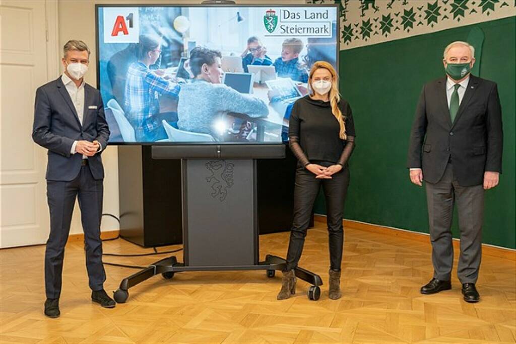 Digitalisierungsoffensive Steiermark
Digitalisierungsoffensive Steiermark: Bereits 90% der steirischen Bundesschulen an das A1 Glasfasernetz angebunden, v.l.n.r.: A1 Telekom Austria Group CEO Thomas Arnoldner, Juliane Bogner-Strauß , Landesrätin für Bildung, Gesellschaft, Gesundheit und Pflege, Landeshauptmann Hermann Schützenhöfer Bild: Archivfoto, Land Steiermark/Streibl, © Aussender (27.01.2021) 