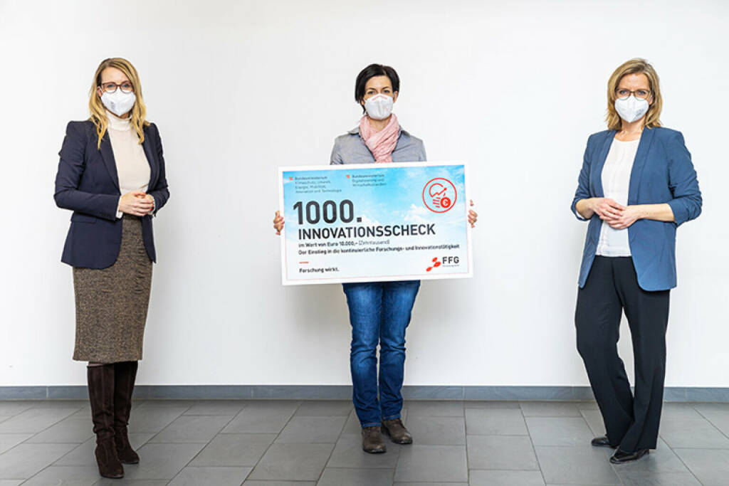 FFG - Österreichische Forschungsförderungsgesellschaft: Innovationsscheck der FFG bietet KMU einen raschen Einstieg in Forschung und Innovation, Kathrin Zettel, Skiweltmeisterin und Gesellschafterin der Blue Power GmbH, Klimaschutzministerin Gewessler und Wirtschaftsministerin Schramböck ermutigen mit Forscher*innengeist an neuen Innovationen zu arbeiten. Mit dem Innovationsscheck ist uns der Einstieg in die Welt von Forschung und Entwicklung gelungen und der Erfolg gibt uns recht“, so Zettel. Fotocredit:FFG / Astrid Knie, © Aussender (17.02.2021) 