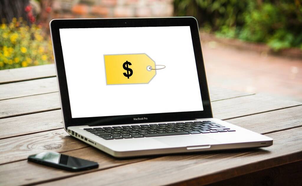 impulsQ GmbH: Die beliebtesten Online-Shops der Österreicher. Die mit Abstand meisten Einkäufe tätigen auch die Österreicher beim Online-Giganten Amazon. Ganz klar an zweiter Stelle liegt das Bekleidungs-Unternehmen Zalando mit rund 350 Millionen Euro. Universal sichert sich den dritten Platz am Podest mit etwa 112 Millionen Euro. Zu den härtesten Verfolgern gehören die Shop Apotheke mit 93,7 Millionen und Otto mit 84,4 Millionen Euro Umsatz. In die Top Ten haben es darüber hinaus auch noch Media Markt, H&M, Apple, e-tec.at sowie Cyberport geschafft. Fotocredit:impulsQ GmbH, © Aussender (22.02.2021) 