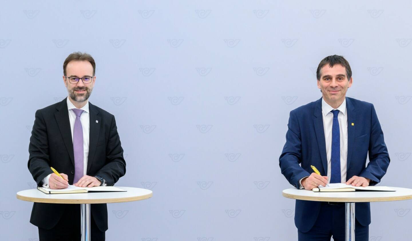 Thomas Gangl, OMV Chief Downstream Operations Officer und Peter Umundum, Vorstand für Paket & Logistik der Österreichischen Post unterzeichnen Absichtserklärung für grünen Wasserstoff im Schwerlastverkehr; Credit: OMV