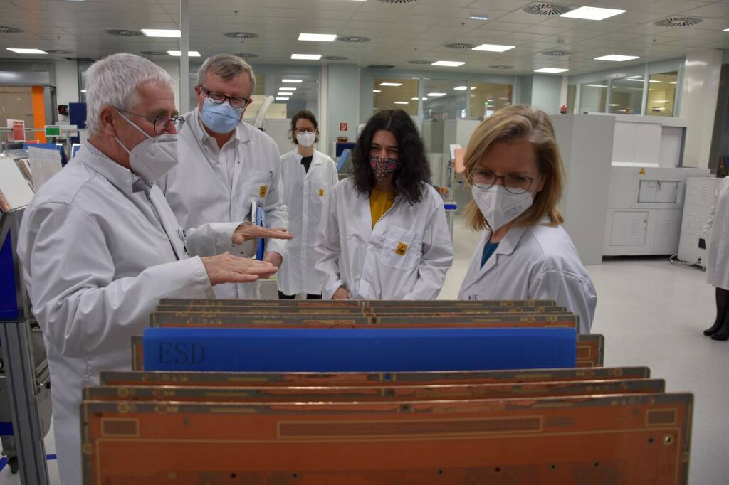 AT&S-Besuch BM Leonore Gewessler: v.l.n.r.: Heinz Moitzi (CTO AT&S), Simon Sebanz (COO AT&S BU Automotive, Industrial, Medical), Sandra Krautwaschl (Landessprecherin und Klubobfrau), Leonore Gewessler (Bundesministerin für Klimaschutz, Umwelt, Energie, Mobilität, Innovation und Technologie), Credit: AT&S
, © Aussender (02.03.2021) 