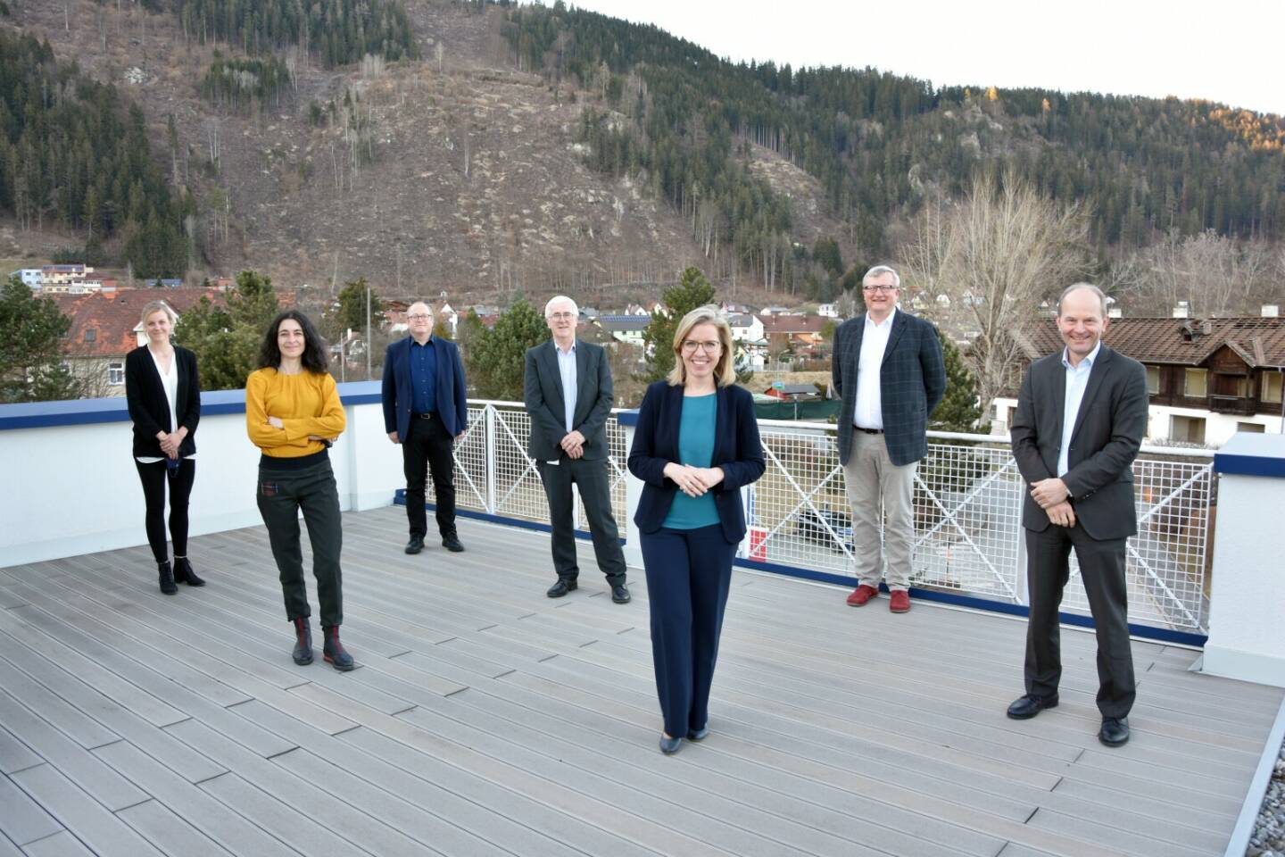 AT&S-Besuch BM Leonore Gewessler: v.l.n.r.: Theresa Gruber (Specialist Corporate Sustainability, AT&S), Sandra Krautwaschl (Landessprecherin und Klubobfrau), Hannes Voraberger (Director R&D, AT&S), Heinz Moitzi (CTO AT&S), Leonore Gewessler (Bundesministerin für Klimaschutz, Umwelt, Energie, Mobilität, Innovation und Technologie), Simon Sebanz (COO AT&S BU Automotive, Industrial, Medical), Andreas Gerstenmayer (CEO AT&S); Credit: AT&S