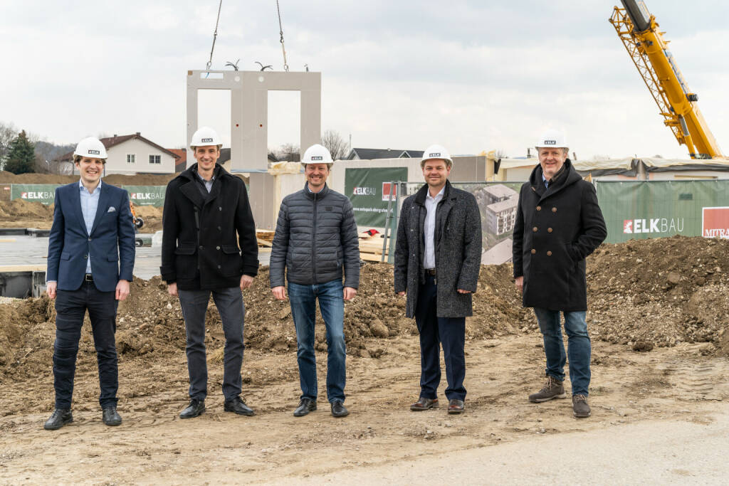 Elk Bau GmbH: Hochbau-Beginn bei Wohnpark Ober-Grafendorf, von links nach rechts: Stefan Anderl, Geschäftsleitung ELK BAU Nikolas Turbock, Geschäftsführung MITRAS Rainer Handlfinger, Bürgermeister Ober-Grafendorf Bernhard Nagel, Geschäftsleitung ELK BAU Hannes Reifschneider, Geschäftsführung MITRAS; Fotocredit:Elk Bau (10.03.2021) 