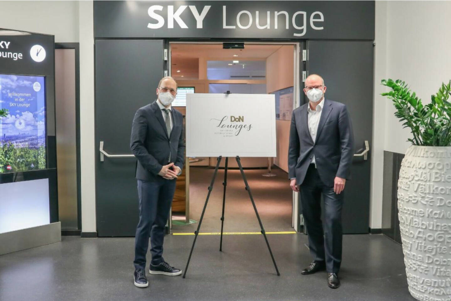 DoN bietet ab sofort  Cateringlösungen für die exklusiven Lounges des Flughafen Wien an. v.l.n.r.: Josef Donhauser (CEO, DoN group) und Julian Jäger (Vorstand, Flughafen Wien AG) präsentieren ihre neue Cateringpartnerschaft für die Lounges am Wiener Flughafen.
© Flughafen Wien AG