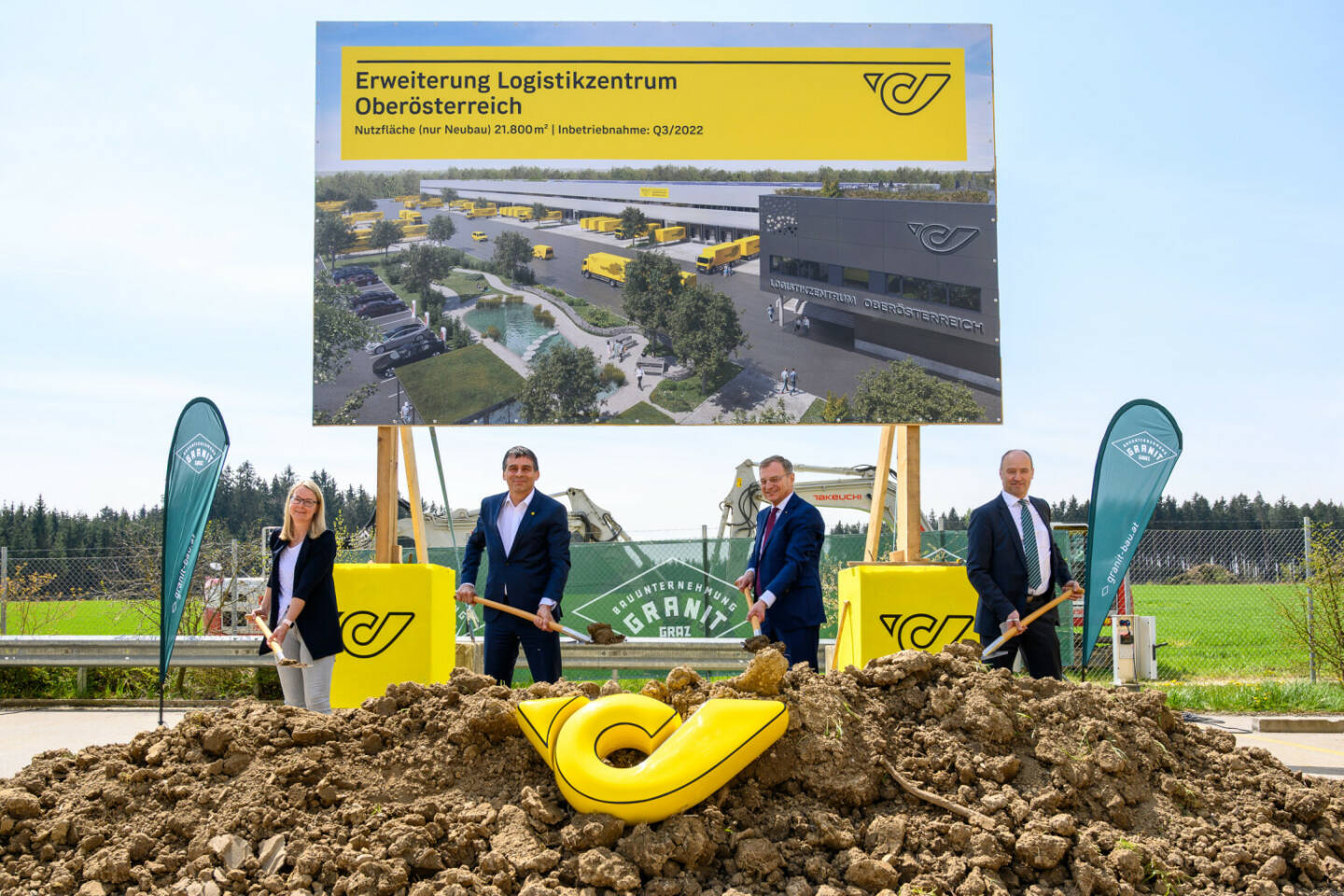 Österreichische Post AG: Ausbau: Spatenstich für Österreichs modernstes Logistikzentrum in Allhaming, Personen:​(v.l.): Jutta Enzinger, Bürgermeisterin von Allhaming; DI Peter Umundum, Vorstand Paket & Logistik der Österreichischen Post; Mag. Thomas Stelzer, Landeshauptmann von Oberösterreich und Mag. Manfred Hageneder, Bezirkshauptmann Linz-Land; Fotocredit:Foto: Gregor Nesvadba