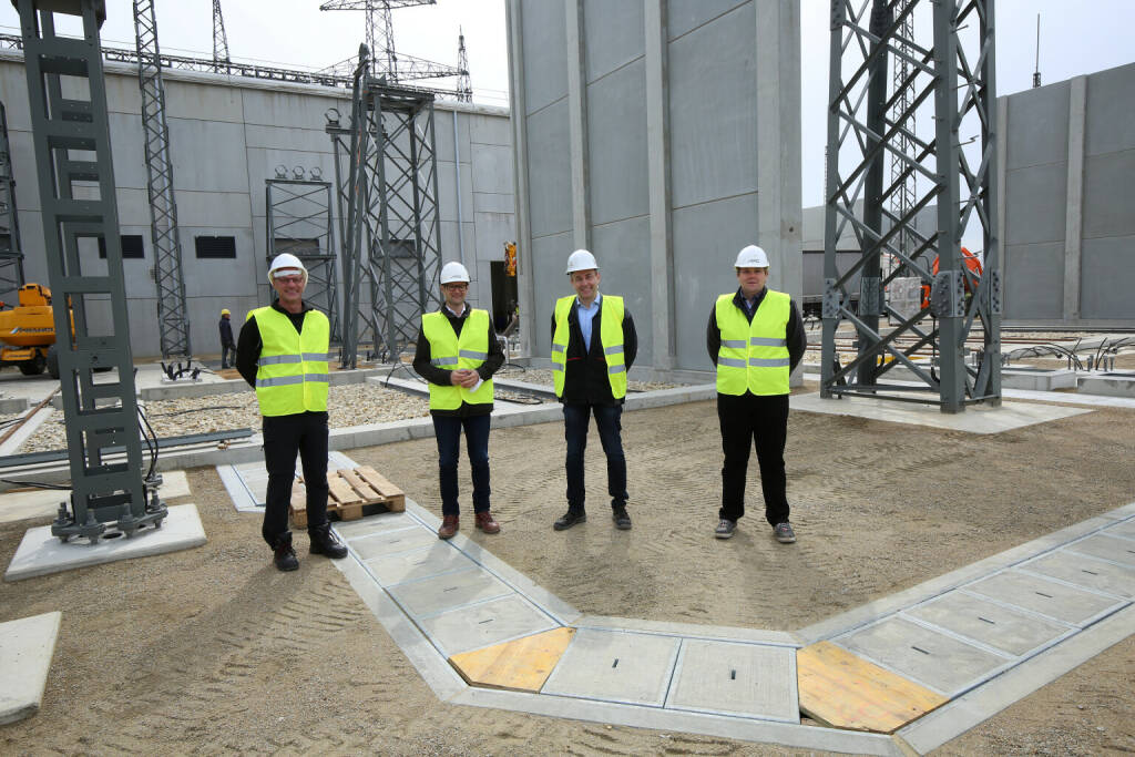 Austrian Power Grid AG: APG-Weinviertelleitung biegt in Zielgerade, seit 2019 investiert APG mit dem Projekt rund 200 Millionen Euro in die sichere Stromversorgung und Energiewende Niederösterreichs. Mitte 2022 geht die Leitung in Betrieb. APG Medientermin Umspannwerk Zaya
v.l.n.r. Stefan Zach, Christoph Schuh, Günter Etz, Andreas Pischel, Credit: Fotocredit:APG/Bubu Dujmic, © Aussender (06.05.2021) 