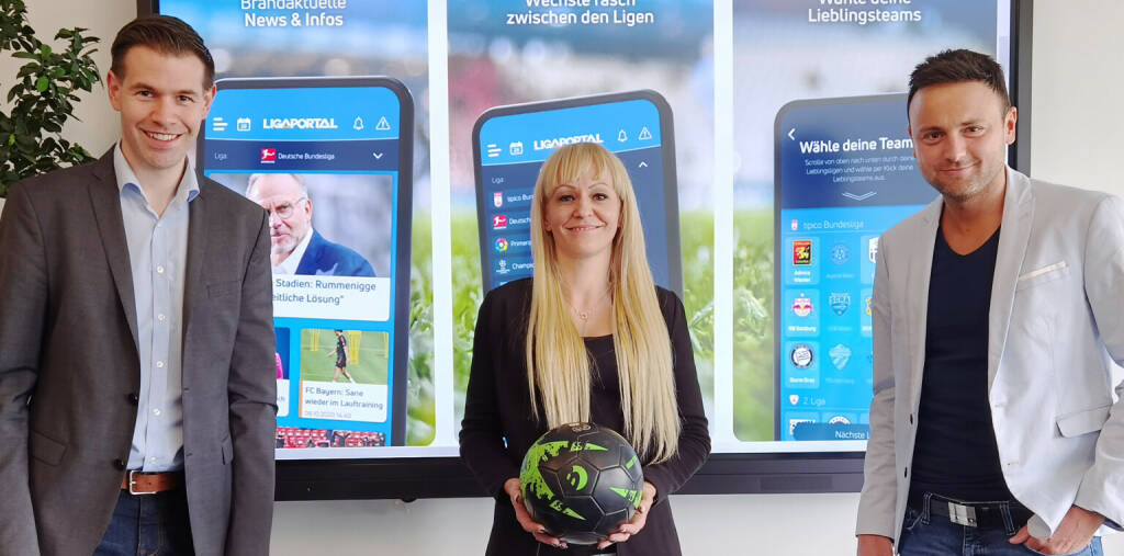 Fußball-Plattform Ligaportal.at startet umfangreiche Zusammenarbeit mit internationalem Smartphone-Giganten Huawei, Georg Christoph Hanschitz und Ildiko Eori (beide Huawei) mit Ligaportal-Geschäftsführer Thomas Arnitz (rechts). Credit: Ligaportal, © Aussendung (11.05.2021) 