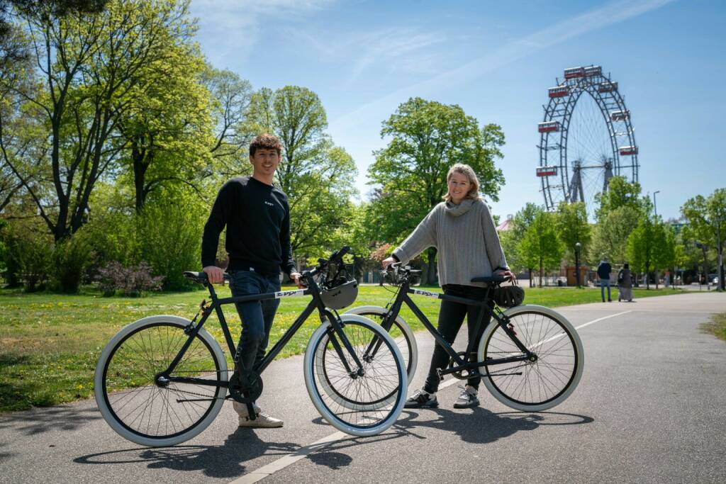 EDDI Mobility GmbH: Startup EDDI Bike kooperiert mit ÖBB – Fahrradabos als innovatives Mobilitätsangebot, EDDI Co-Founder Stephan Ziegler gemeinsam mit Cornelia Walch, Fahrrad-Konzernkoordinatorin der ÖBB. Credit: ÖBB/Michael Posch (14.05.2021) 