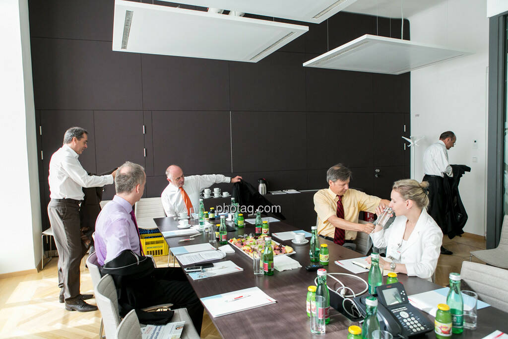 Christian Drastil, Wolfgang Matejka (Matejka & Partner), Wolfgang Nolz (Kapitalmarktbeauftragter, BMF), Michael Spiss (RCB), Heinrich Traumüller (Büro des Kapitalmarktbeauftragten, BMF), Andrea Pelinka-Kinz (RCB), © finanzmarktfoto.at/Martina Draper (06.08.2013) 