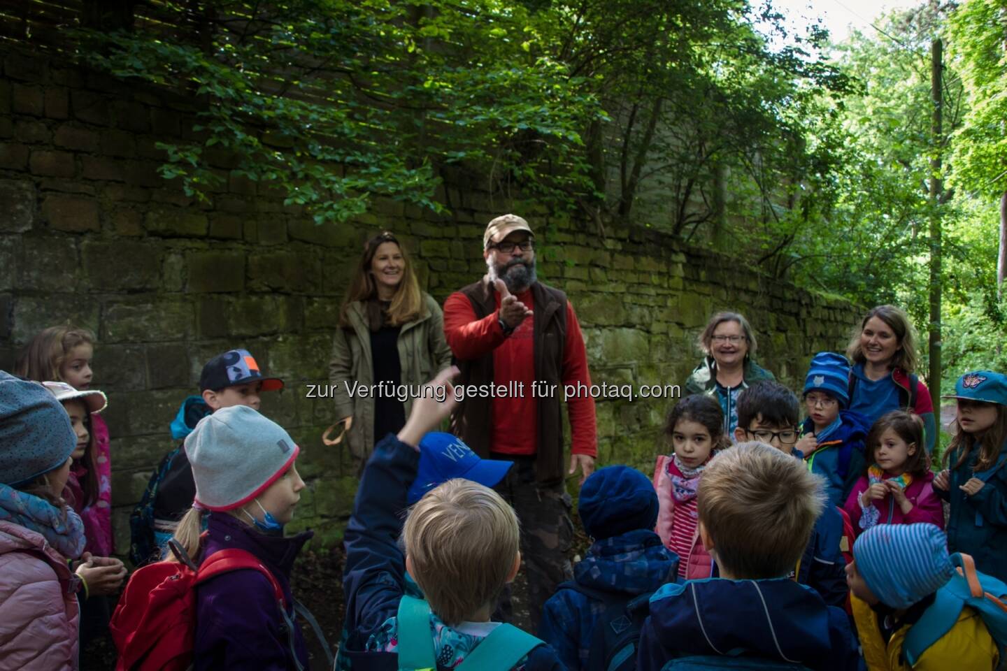 Die 1A der Volkschule 2 Korneuburg mit den Lehrkräften Susanne Mischek und Veronika Trsek sowie dem Waldpädagogen Günther Staffenberger und Margit Hermentin (gutbetreut.at), v. r. n. l. © Thomas Huber,