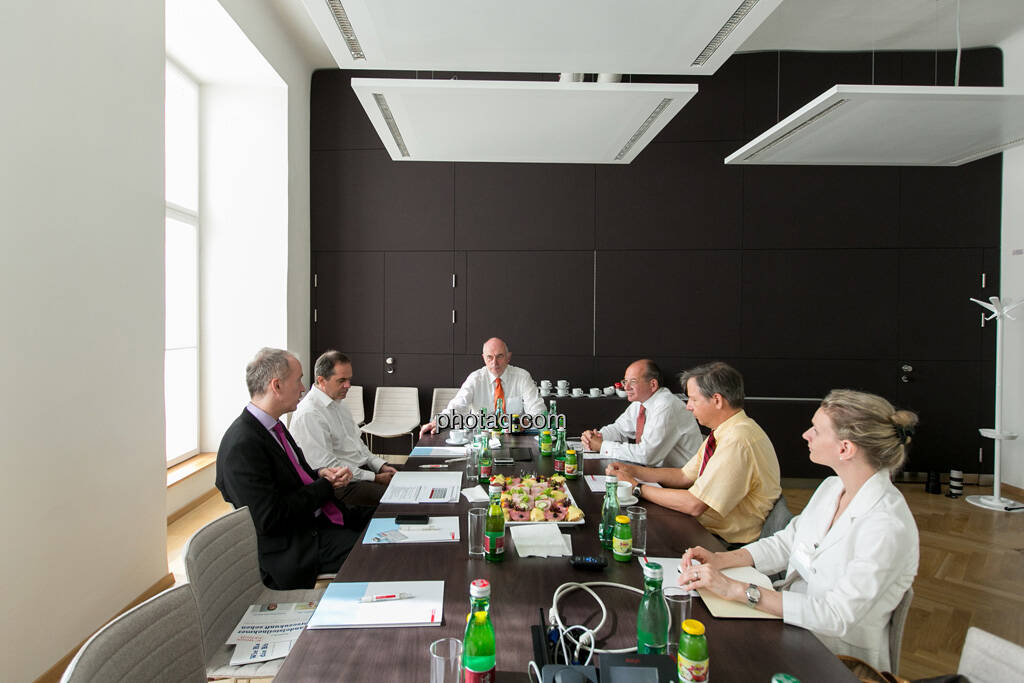 Christian Drastil, Wolfgang Matejka (Matejka & Partner), Wolfgang Nolz (Kapitalmarktbeauftragter, BMF), Michael Spiss (RCB), Heinrich Traumüller (Büro des Kapitalmarktbeauftragten, BMF), Andrea Pelinka-Kinz (RCB), © finanzmarktfoto.at/Martina Draper (06.08.2013) 