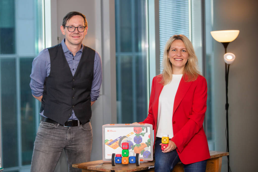 Robo Technologies GmbH: Bildungspioniere Robo Wunderkind und Teach for Austria starten Pilotprojekt “Alle Kinder sind Wunderkinder”, Anna Iarotska, CEO & Co-Gründerin Robo Wunderkind, zusammen mit Christoph Seda, dem verantwortlichen für die Kommunikation von Teach For Austria. Credit: Robo Wunderkind, © Aussender (02.06.2021) 