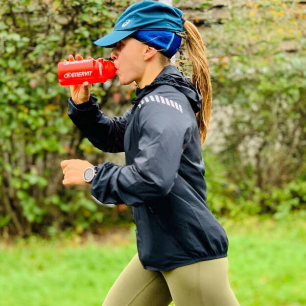 Stärkung - Kraft - Ausdauer :
Fueling during longrun @enervitsport
Von: https://www.instagram.com/p/CGw8NkmFWLv/ (Julia Mayer, Läuferin http://www.juliamayer.at/ http://www.sportgeschichte.at)
 (09.06.2021) 