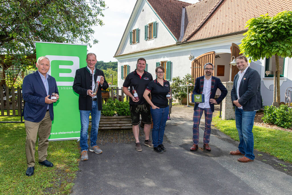 Energie Steiermark AG: Energie Steiermark beteiligt sich an Online-Plattform „AbHof“, V.l.n.r. Christian Purrer (Energie Steiermark), Franz Habel (Vulcano), Rene Gruber und Beatrix Lechner (Gruber’s Fruchtzauberei) und Gerhard Günther mit Hannes Harborth (AbHof) Fotocredit:Energie Steiermark, © Aussendung (16.06.2021) 