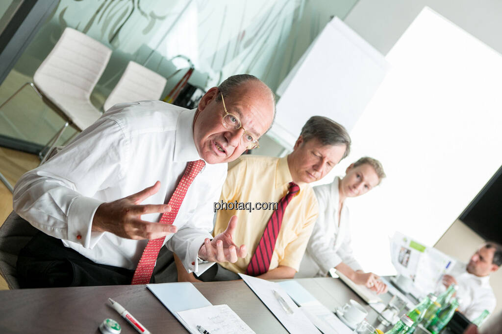 Michael Spiss (RCB), Heinrich Traumüller (Büro des Kapitalmarktbeauftragten, BMF), Andrea Pelinka-Kinz (RCB), im Hintergrund ein Fachheft-Leser, © finanzmarktfoto.at/Martina Draper (06.08.2013) 