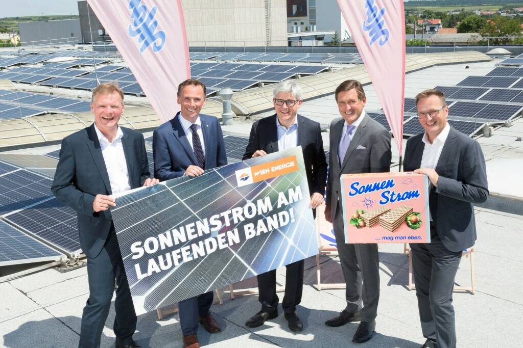 Wien Energie betreibt Solarkraftwerk am Manner-Produktionsstandort Wolkersdorf; v.l.n.r Michael Strebl (Geschäftsführer Wien Energie), Jochen Danninger (Niederösterreichischer Landesrat für Wirtschaft, Tourismus und Sport), Thomas Gratzer (Vorstand Produktion & Technik Manner), Peter Hanke (Stadtrat für Finanzen, Wirtschaft, Arbeit, Internationales und Wiener Stadtwerke), Andreas Kutil (CEO Manner); Credit: Manner/Noll, © Aussender (17.06.2021) 