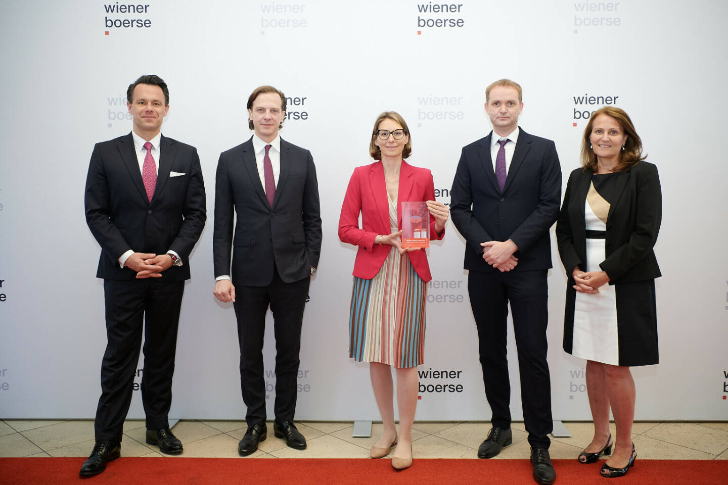 Wiener Börse-Preis 2021: Agrana gewinnt Vönix-Award, Im Bild (v.l.): Wiener Börse CEO Christoph Boschan – AGRANA CFO Stephan Büttner – AGRANA Sustainability Managerin Ulrike Middelhoff – AGRANA Investor Relations Manager Hannes Haider – Wiener Börse CFO Andrea Hermann; Fotocredit: Wiener Börse AG/APA-Fotoservice/Hörmandinger