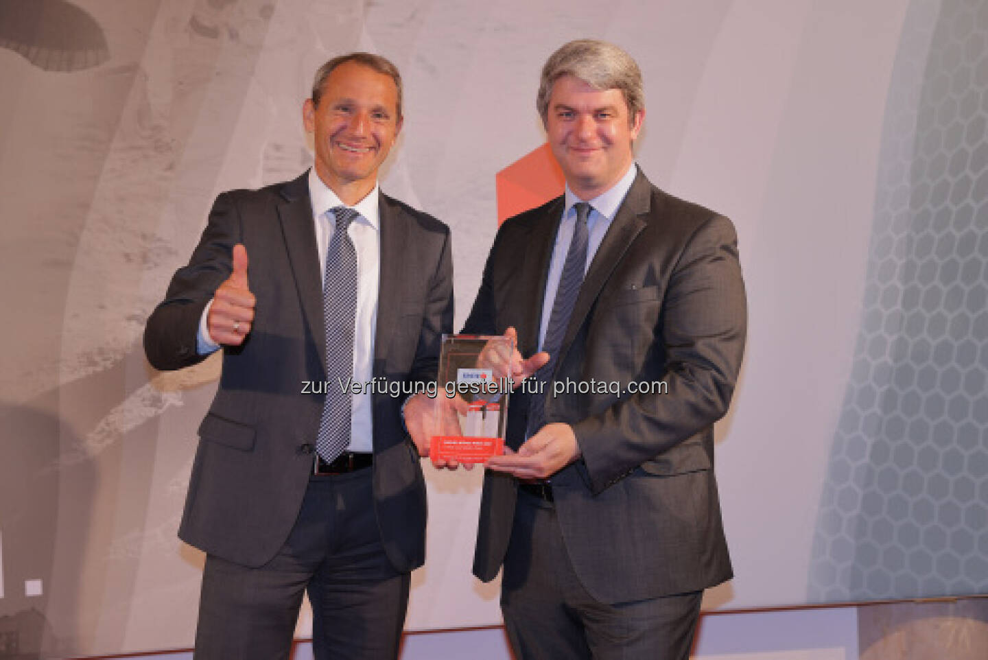 Wiener B&ouml;rse Preis 2021: Erste Group Bank AG f&uuml;r beste Pressearbeit mit dem ersten Platz des Journalistenpreises ausgezeichnet, von links nach rechts: Stefan D&ouml;rfler (Erste Group Bank AG), Peter Klopf (Erste Group Bank AG) Fotocredit:Wiener B&ouml;rse/APA-Fotoservice/H&ouml;rmandinger/Hinterramskogler