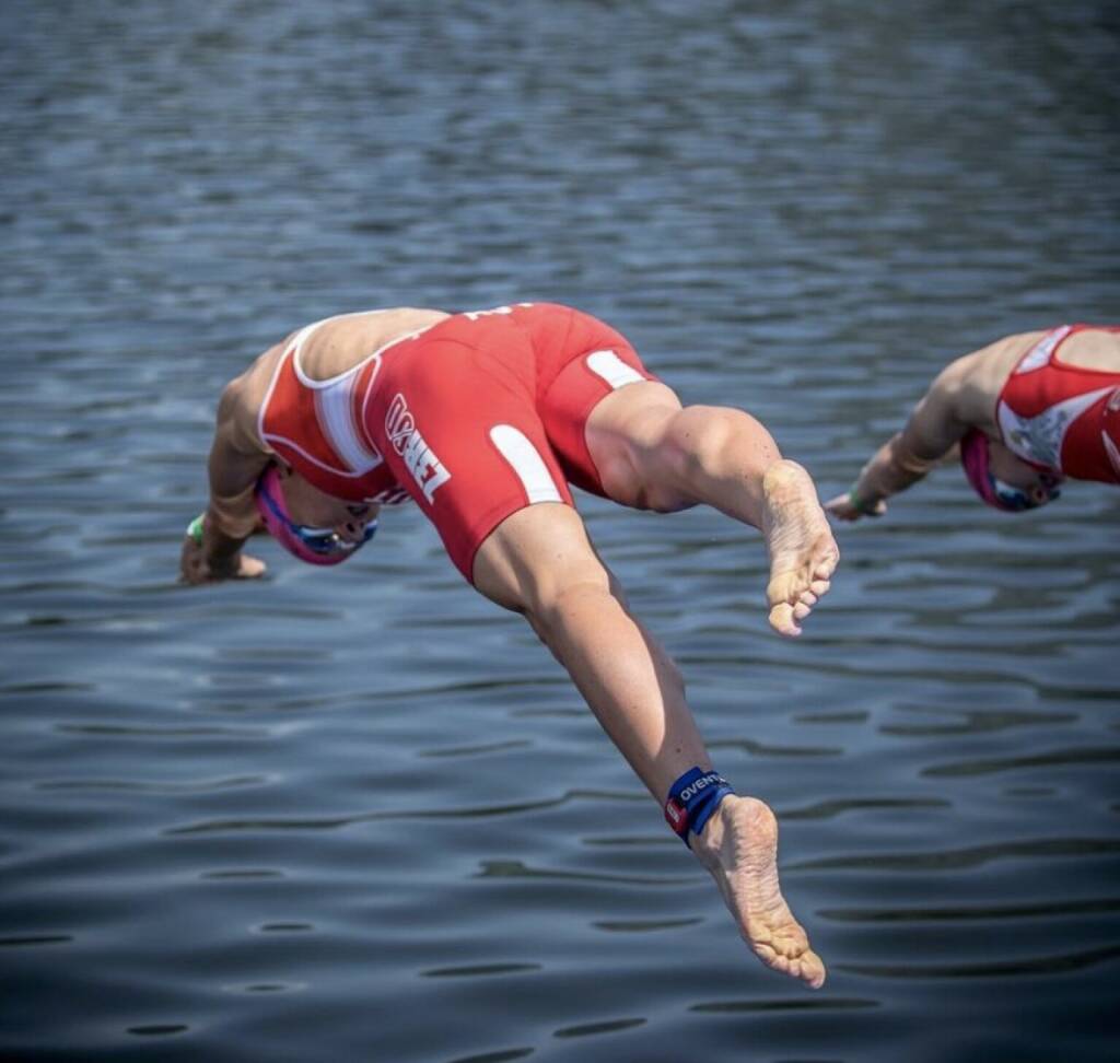 Jump rot weiss rot Wasser 
Semifinal at the European Championships in Kitzbühel went well for me today! 👍🏻😃 
First heat of 3 was a tough one and the fastest of the day 🥵 Managed to perform well under hot conditions which means I qualified for the B Final tomorrow! 😃 Happy with that and even happier to race again tomorrow 👊🏼☺️ 
📷 @wilhelmlilge 
#europeanchampionships #EM #triathlon #race #triathlete #swimbikerun #gotime #letsdothis
Von: https://www.instagram.com/tstroschneidertri// (Tanja Stroschneider. Triathletin https://youtu.be/8mBNx4YvAeI  http://www.sportgeschichte.at) (21.06.2021) 