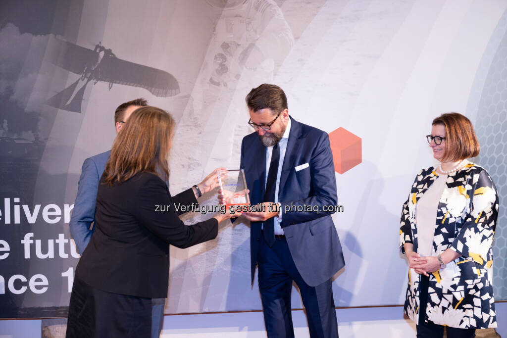 Andrea Herrmann übergibt Preis an Martin Füllenbach (Semperit) - Wiener Börse Preis 2021 (22.06.2021) 